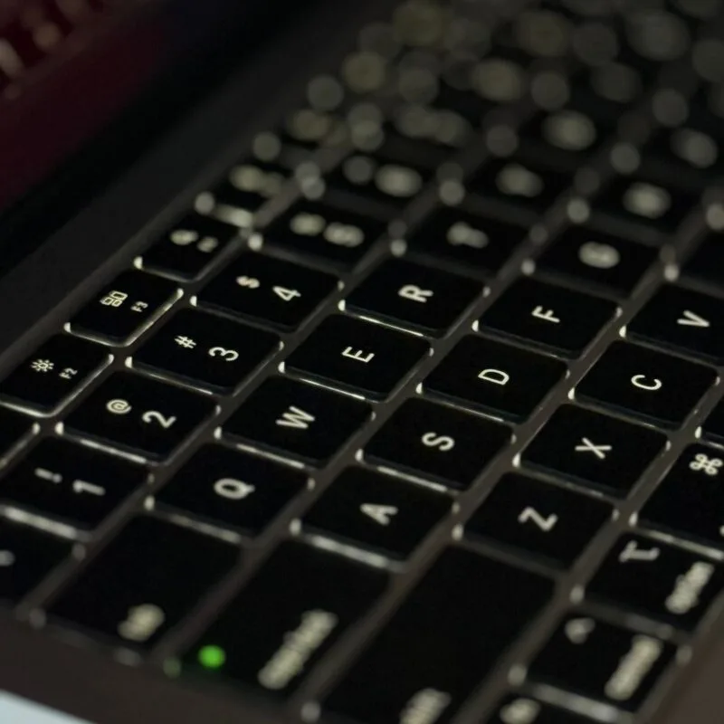 Apple MacBook Air 13" M1 – L'Équilibre Parfait entre Mobilité & Performance Apple Silicon – Image 8