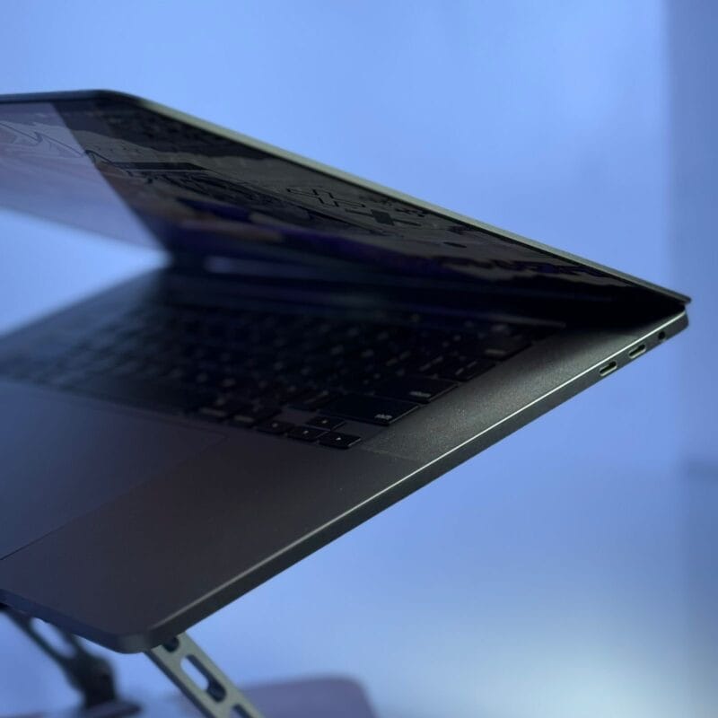 MacBook  pro 2019 16 inch i7 – Image 4