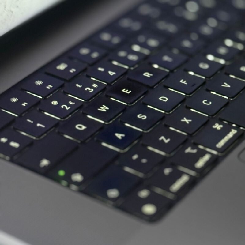 MacBook Pro 16" M1 PRO - Image 8